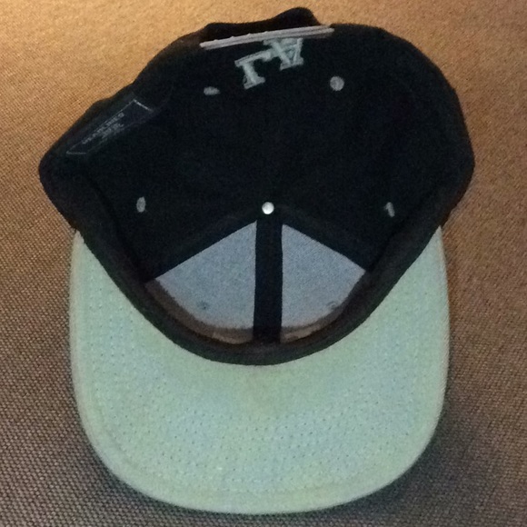 LA 🧢 Cap - Picture 3 of 5